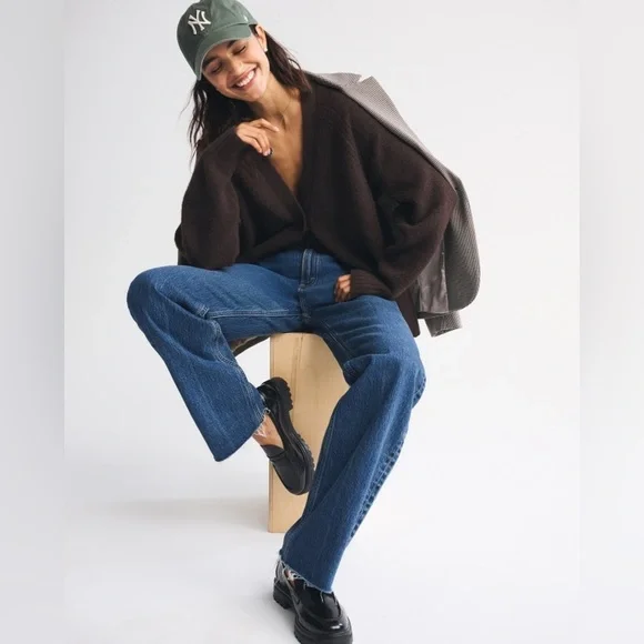 Abercrombie High Rise 90s Relaxed Frayed Hem Jean - NWT - Picture 6 of 6